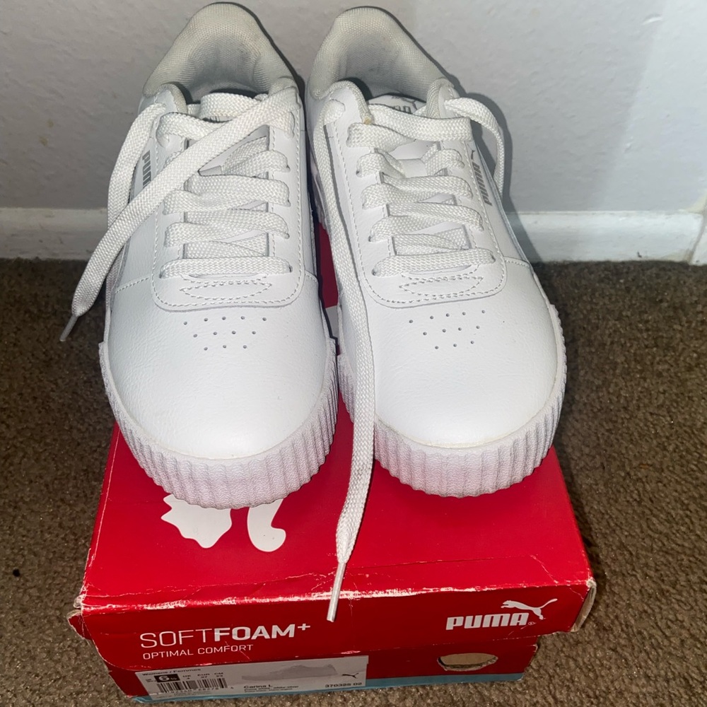 White puma sneakers